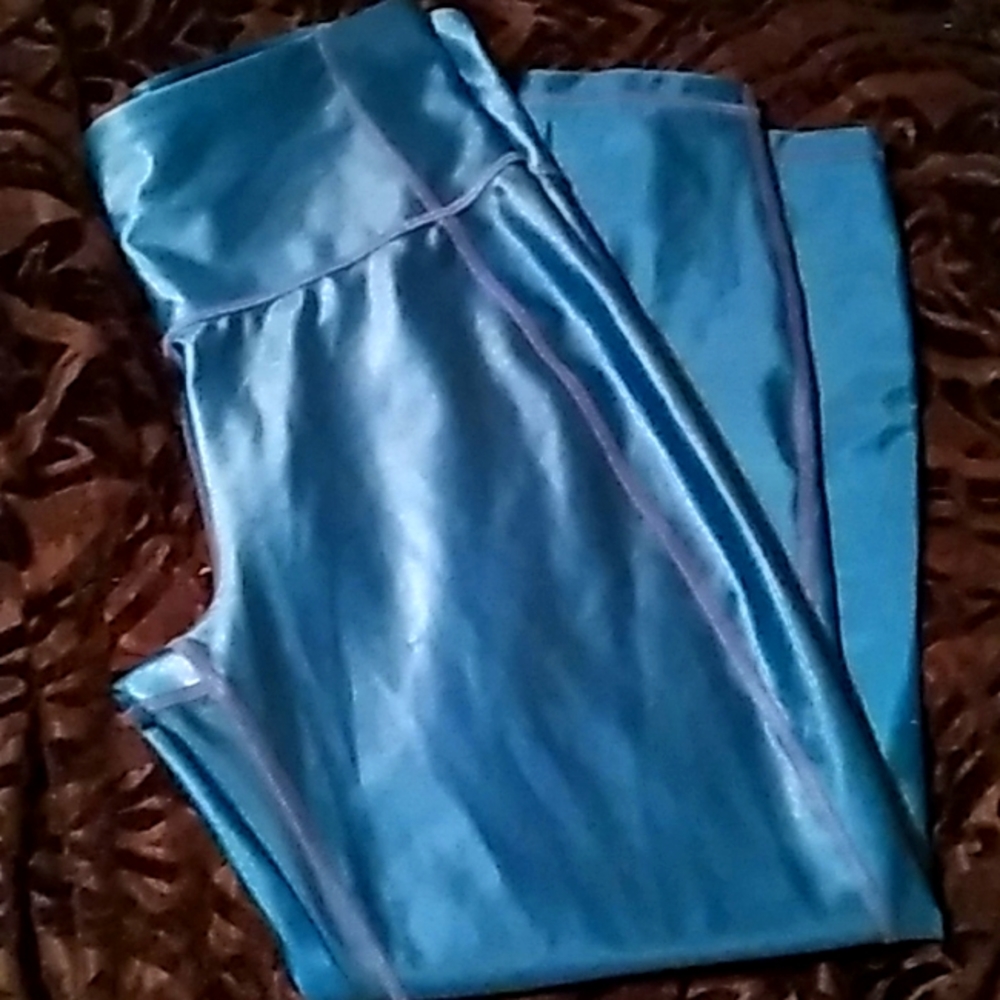 🔥🤗Leggings. NWOT🤗🔥Medium. Teal green. Satiny look